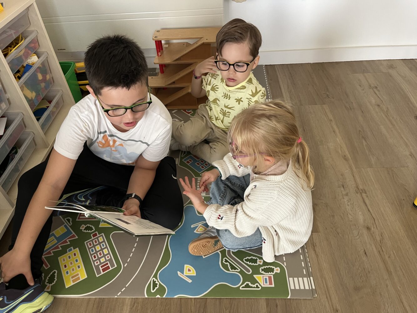 Découvrir les livres, regarder, écouter, toucher.